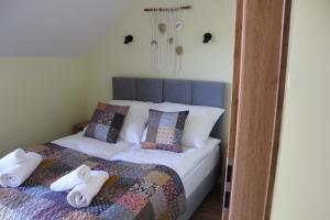 Ένα ή περισσότερα κρεβάτια σε δωμάτιο στο Domki Morskie
