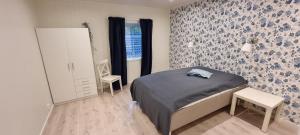 1 dormitorio con 1 cama, vestidor y ventana en Rosendal Apartments Motellet en Rosendal