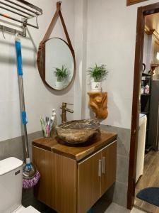 Tân Tạo的住宿－Đan Khôi Homestay Lagi，一间带水槽和镜子的浴室