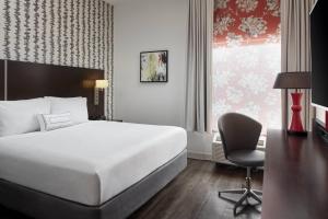 Кровать или кровати в номере Fairfield Inn & Suites by Marriott Washington Downtown
