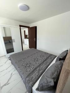 um quarto com uma cama num quarto em Oğuz Apart em Side