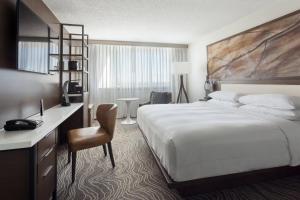 um quarto de hotel com uma cama grande e uma secretária em Marriott Tampa Westshore em Tampa