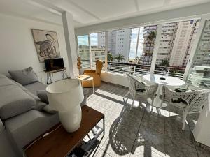 Fotografie z fotogalerie ubytování Apartamento mediterraneo, muy centrico, en Plaza Triangular, soleado, con jardines y piscina y la playa enfrente andando, con parking exterior comunitario v destinaci Benidorm