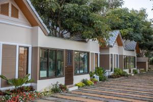 uma casa com escadas que levam até ela em Mana-An Lake Hill Resort Villa em Chiang Mai