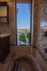 清邁的住宿－Mana-An Lake Hill Resort Villa，带淋浴的浴室和大窗户