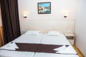 1 dormitorio con 2 camas y una foto en la pared en Villa Mare en Sunny Beach