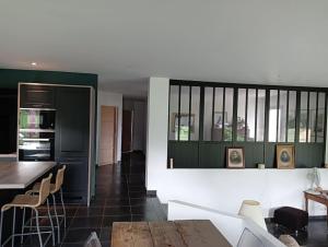 une cuisine avec une table et une salle à manger dans l'établissement Maison Cluny, à Cluny