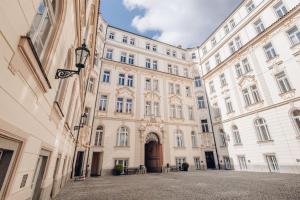布拉格的住宿－Magnificent historical penthouse in the heart of Prague，庭院内有门的大建筑