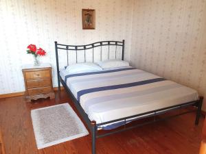 Łóżko w sypialni z drewnianą podłogą w obiekcie Perfect Central Base for Exploring Messinian Region - Village House w mieście Valíra