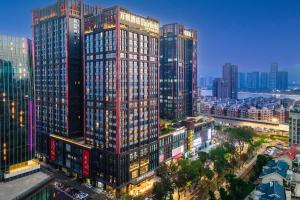 uma vista superior de uma cidade com edifícios altos em Fairfield by Marriott Zhuhai Xiangzhou em Zhuhai