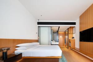 Postel nebo postele na pokoji v ubytování Fairfield by Marriott Zhuhai Xiangzhou