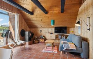 ein Wohnzimmer mit Sofa und Fernseher in der Unterkunft Amazing Home In Sjællands Odde in Yderby