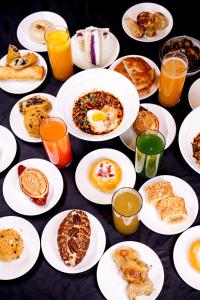 um monte de pratos de comida de pequeno-almoço numa mesa em Le Meridien Chongqing Nan'an em Chongqing
