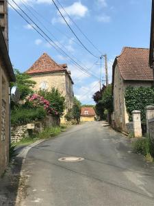 eine leere Straße in einem Dorf mit in der Unterkunft Maison familiale au cœur du Lot in Lanzac