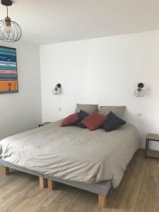 ein Bett in einem Schlafzimmer mit zwei Lichtern an der Wand in der Unterkunft Maison familiale au cœur du Lot in Lanzac