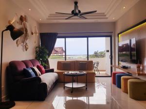 峇都丁宜的住宿－斯里薩雅珊瑚度假公寓，带沙发和吊扇的客厅