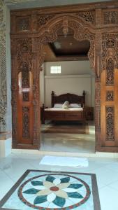 una camera con un letto e un tappeto sul pavimento di Uma Pejeng ad Ubud