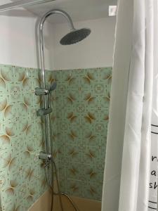 eine Dusche mit Duschkopf im Bad in der Unterkunft MY HOME PERISTERI in Athen