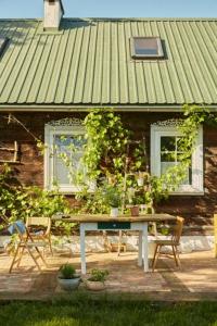 een tafel voor een huis met een groen dak bij Magiczne Podlasie 