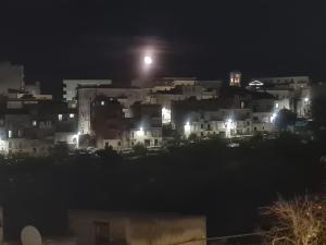 Nespecifikovaný výhled na destinaci Vico del Gargano nebo výhled na město při pohledu z apartmánu