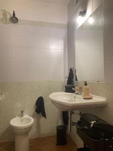ヴィーコ・デル・ガルガーノにあるCasa Maremonti - Garganoのバスルーム(洗面台、トイレ、鏡付)