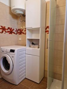 eine Waschküche mit Waschmaschine und Trockner in der Unterkunft Apartment Velika obala in Bibinje