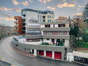 プラハにあるVila U Blaženkyの道路付きの建物
