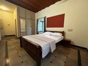 um quarto com uma cama grande num quarto em The Coco Ranch em Chāmundi