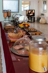un buffet con cibo e succo d'arancia su un tavolo di Mistral a Souvala