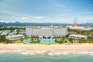 z powietrza widok na hotel i plażę w obiekcie Sheraton Phu Quoc Long Beach Resort w Duong Dong