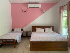 Postel nebo postele na pokoji v ubytování Island Breeze Inn