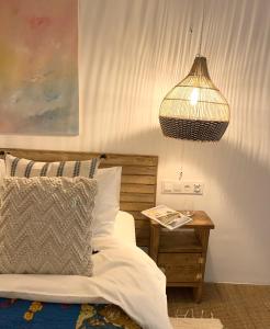 ein Schlafzimmer mit einem Bett und einem Tisch mit einer Lampe in der Unterkunft Esperanza 9 in Moclín