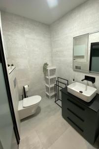 La salle de bains est pourvue d'un lavabo, de toilettes et d'un miroir. dans l'établissement Casa Estudio Trujillo, à Trujillo