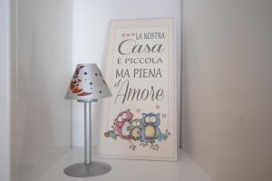 un libro de pie junto a una lámpara y un farol en ELI APARTMENT, en Roma