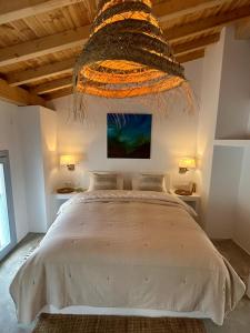 um quarto com uma cama grande num quarto em Esperanza 9 em Moclín