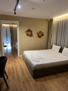 ein Schlafzimmer mit einem großen Bett mit weißer Bettwäsche in der Unterkunft ETER Hotel in Golem