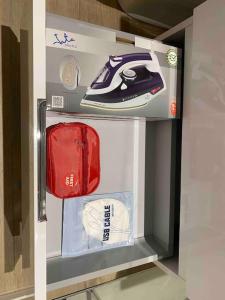 einen kleinen Kühlschrank mit einigen Artikeln in der Unterkunft Moderno loft en Barajas in Madrid