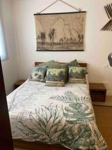 馬德里的住宿－Moderno loft en Barajas，一间卧室配有一张带毯子和枕头的床。