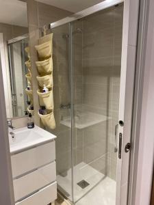 ein Bad mit einer Dusche und einem Waschbecken in der Unterkunft Moderno loft en Barajas in Madrid