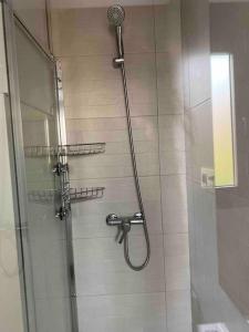 a shower with a glass door in a bathroom at Moderno loft en Barajas in Madrid