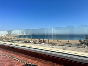 - une vue sur la plage depuis la fenêtre de l'aéroport dans l'établissement Mauritania - Luxe - ocean view for 4 or 5 Px, à Agadir