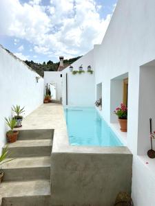 uma piscina no meio de uma casa branca em Esperanza 9 em Moclín