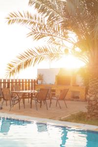 un patio con mesa y sillas junto a una piscina en Little Venice Chalet- Private Villa- Dead Sea Jordan, en Sowayma