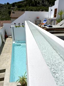 - une piscine sur le côté d'une maison dans l'établissement Esperanza 9, à Moclín