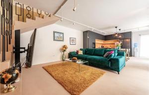 - un salon avec un canapé vert et une table dans l'établissement Awesome Home In Rastane Gornje With Wifi, à Gorica