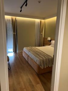 Schlafzimmer mit einem Bett und Holzboden in der Unterkunft ETER Hotel in Golem