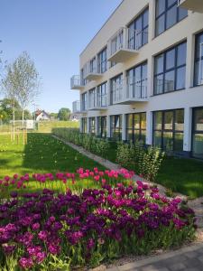 a building with flowers in front of it at Błękitne zacisze in Gdańsk
