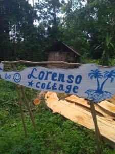 ein Schild mit orangefarbener Kollektion vor einem Haus in der Unterkunft Lorenso Cottage in Manado