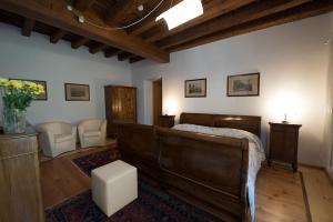 sypialnia z łóżkiem, kanapą i stołem w obiekcie Villa Curti w mieście Sovizzo