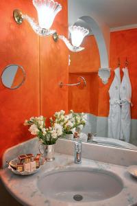 y baño con lavabo y espejo. en Residenza d'Epoca Campo Regio Relais, en Siena